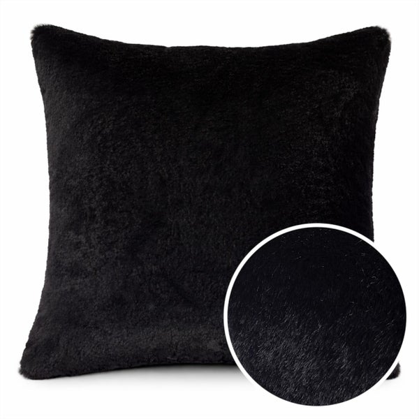 Quadratisches Dekokissen aus schwarzem Kunstfell mit einer Detailansicht der Materialstruktur.