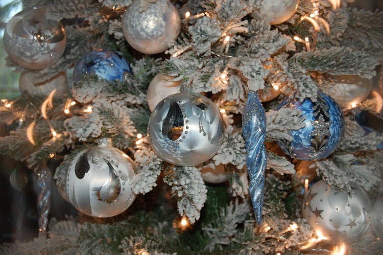 Weiß-Eislack 8cm Glaskugelsortiment 3 verschiedene Dekore, mundgeblasen, handdekoriert, 9 Stck., Weihnachtsbaumkugeln, Christbaumschmuck, Weihnachtsbaumanhänger