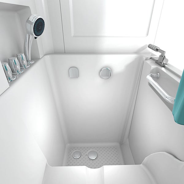 Sitzbadewanne für Senioren mit integrierter Handbrause, verchromten Armaturen, Haltegriff und einem rutschfesten Boden.