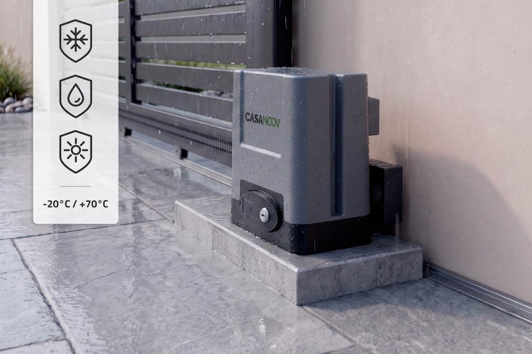 Elektrischer Schiebetorantrieb von Casancov für den Außenbereich mit wetterfesten Symbolen für Temperaturen von minus 20 bis plus 70 Grad Celsius.