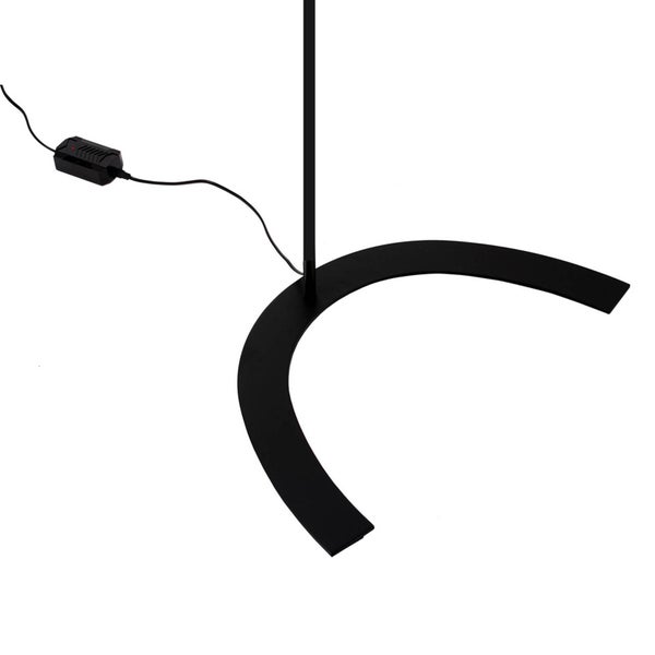 Schwarzer, halbkreisförmiger Lampenfuß aus Metall mit Standrohr und Netzkabel inklusive Schalter.