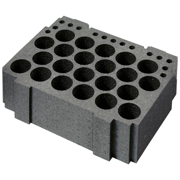 Vierflammiger weißer Deckenstrahler mit verstellbaren zylindrischen Spots auf einer rechteckigen Schiene.