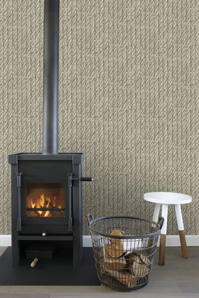 Wohnzimmer mit Kaminofen, Holzkorb und Seil-Tapete