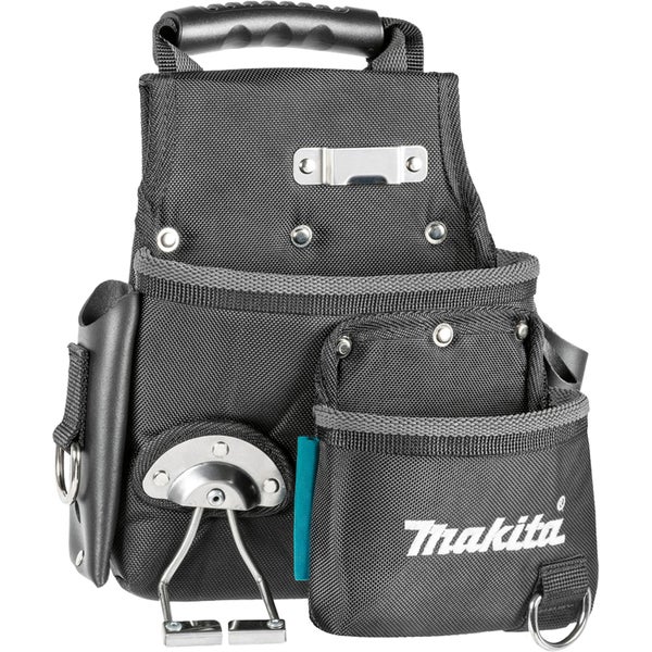 Schwarze Makita Werkzeuggürteltasche mit Hammerhalter, Tragegriff und mehreren Fächern aus robustem Gewebe. Makita Logo.