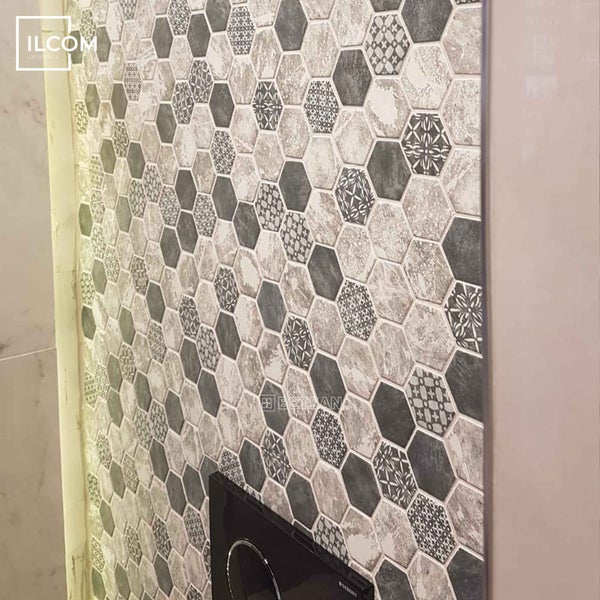 Wandfliesen mit Sechseckmuster und verschiedenen Dekoren im Badezimmer.