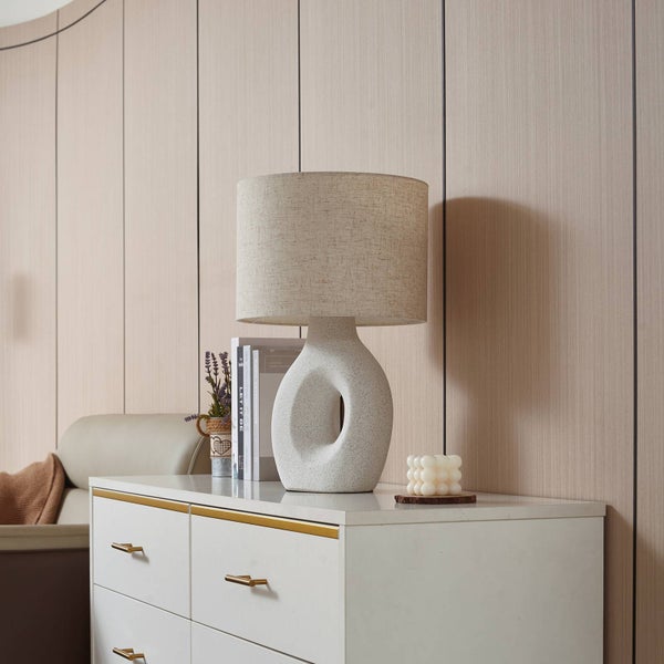 Dekorative Tischlampe auf einem weißen Schrank