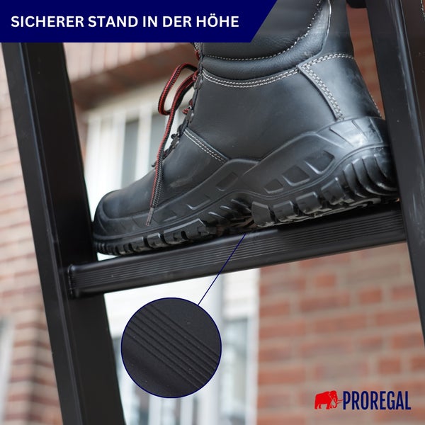 Detailaufnahme eines Fußes in einem Sicherheitsschuh auf einer Leiterstufe für sicheren Stand in der Höhe, Prorogal Logo