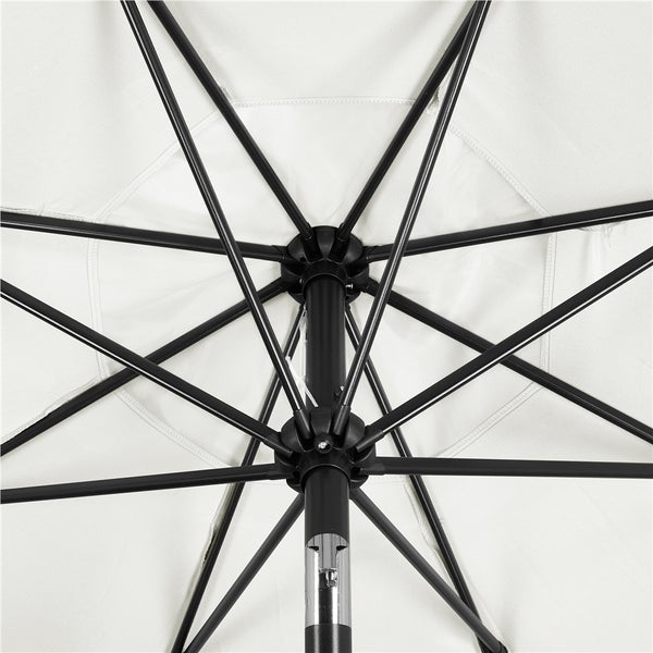 Detailansicht der Unterseite eines Sonnenschirms mit schwarzem Gestell und hellem Stoff
