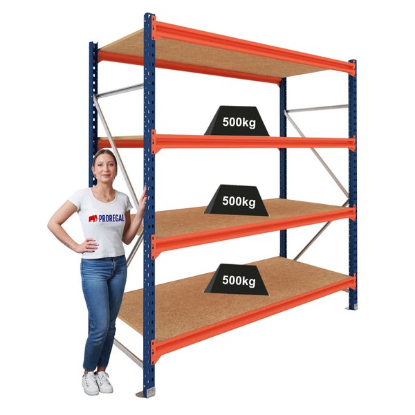 Schwerlastregal mit blauen Pfosten, orangefarbenen Traversen und vier Holzböden. Tragkraft circa 500 Kilogramm pro Boden.