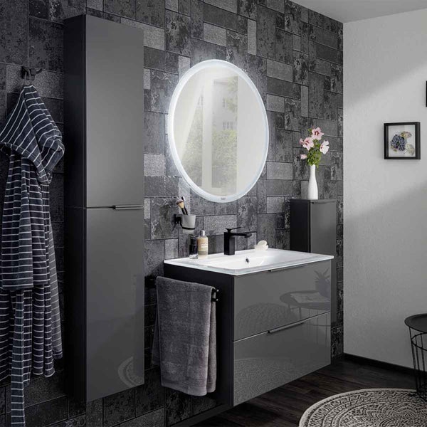 Modernes Badezimmer mit Waschtisch, Spiegelschrank und Handtüchern