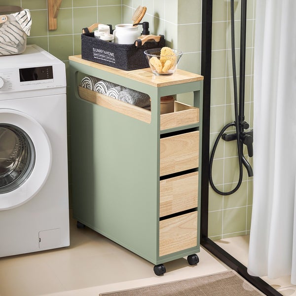 Badezimmer Szene mit Waschmaschine und einem schmalen Badschrank mit Schubladen und Rollen