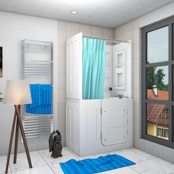 Helles, modernes Badezimmer mit einer Sitzbadewanne mit Tür, einem Duschvorhang, einem Handtuchheizkörper aus Chrom und einer Stehleuchte.