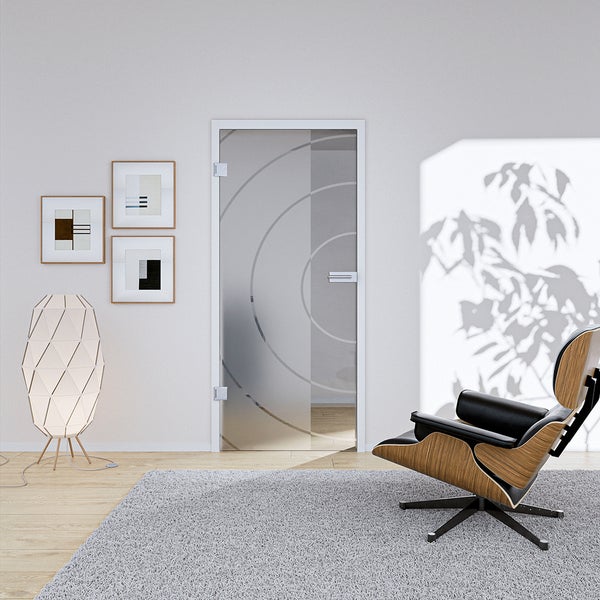 Moderne Ganzglastür mit kreisförmigem Design in einem hellen Wohnzimmer mit Sessel, Stehlampe und Teppich.