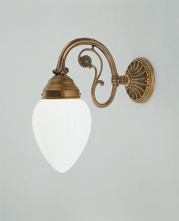 Wandleuchte mit geschwungenem Arm und tropfenförmigem Glasschirm