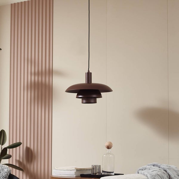Moderne braune Pendelleuchte aus Metall im mehrstufigen Design in einem hellen, minimalistischen Wohnraum.