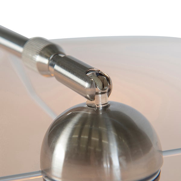 Detailaufnahme einer Lampe mit verstellbarem Metallgelenk