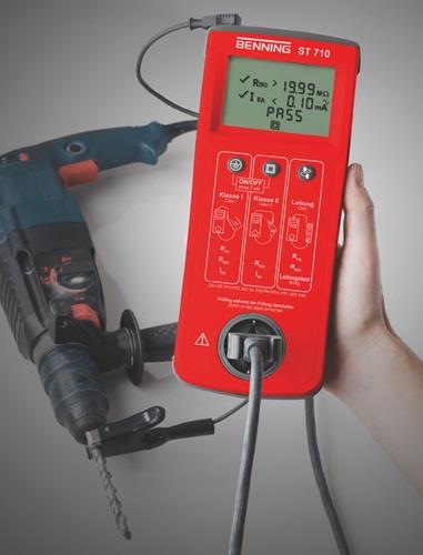 Benning ST 710 Gerätetester mit angeschlossener Bohrmaschine für elektrische Sicherheitsprüfung