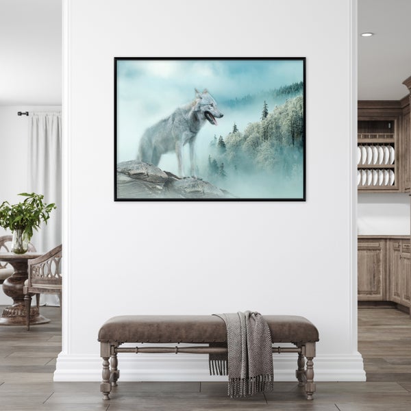 Wandbild mit Wolfmotiv in schwarzem Rahmen, hängend an weißer Wand über einer Sitzbank mit Decke in einem eleganten Wohnraum.
