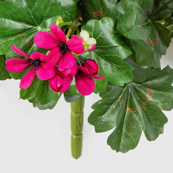Künstliche Geranie mit pinkfarbenen Blüten und grünen Blättern.