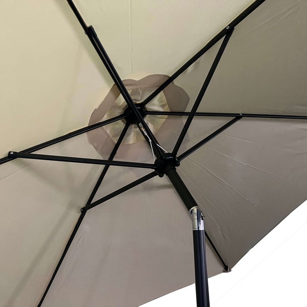 Ansicht von unten auf einen Sonnenschirm mit Gestell