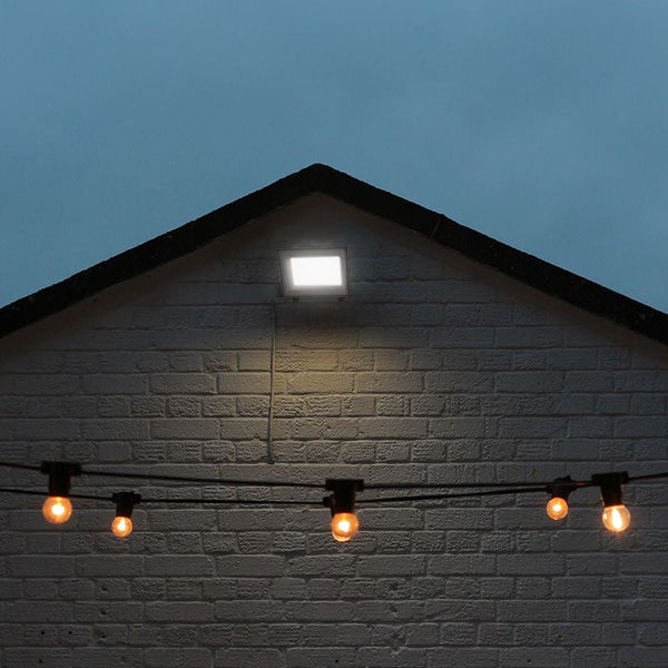 Hauswand mit Außenstrahler und Lichterkette