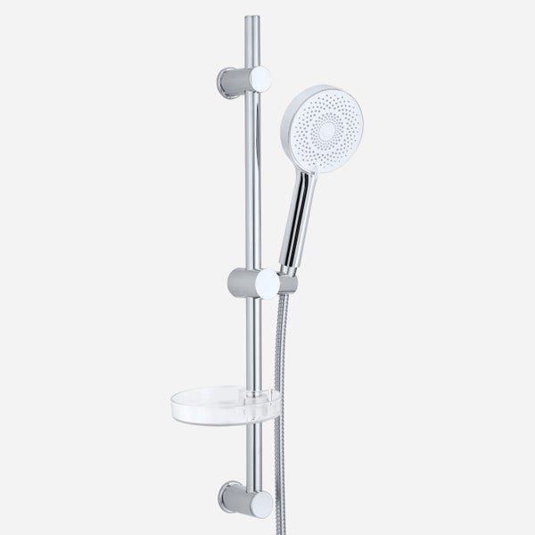 Brausegarnitur aus Chrom mit Duschstange, Handbrause, Brauseschlauch und transparenter Seifenschale.