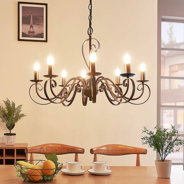 Deckenleuchte mit acht Armen über einem Esstisch mit Obst und Geschirr