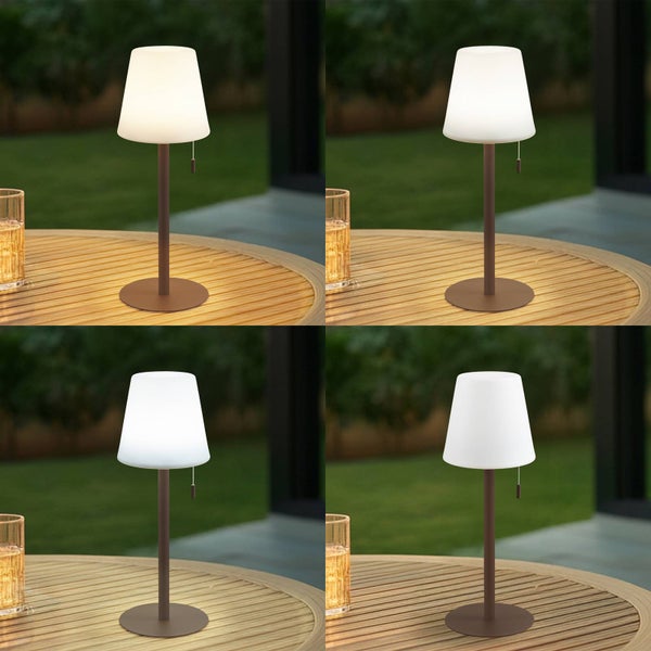 Tragbare LED-Tischleuchte auf einem hölzernen Gartentisch, dargestellt in vier verschiedenen Lichttemperaturen von Warmweiß bis Kaltweiß.