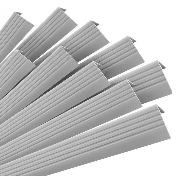Mehrere Eckprofile mit gerillter Oberfläche