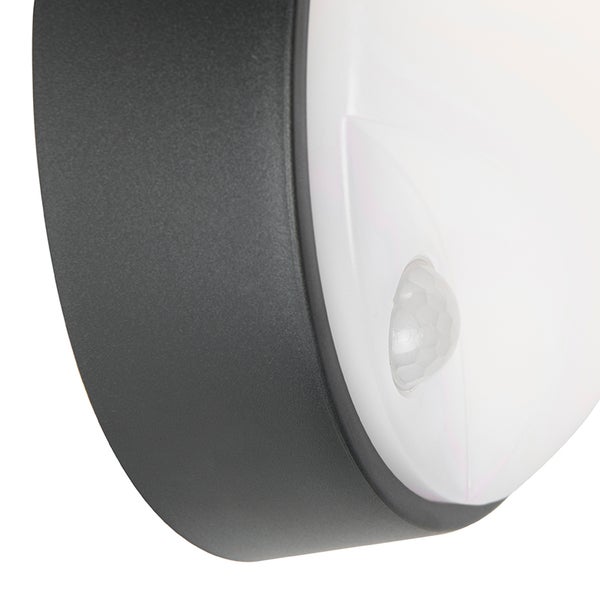 Detailansicht einer runden Außenleuchte mit integriertem Bewegungsmelder, anthrazitfarbenem Gehäuse und weißer Abdeckung.