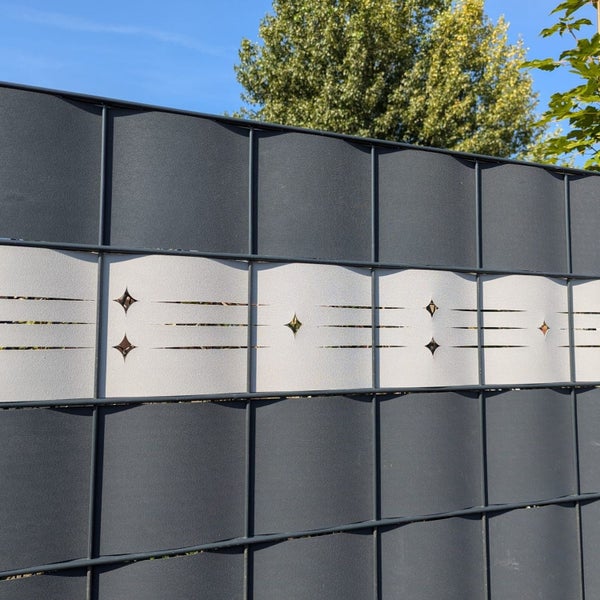 Metallzaun mit dekorativen Elementen