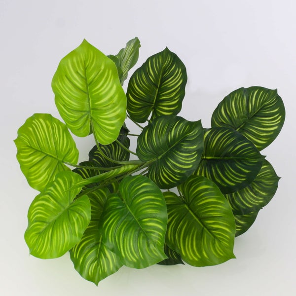 Künstliche Calathea-Pflanze mit gemusterten grünen Blättern und kräftigen Stielen für die Innendekoration.