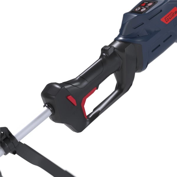 Detailansicht des ergonomischen Griffs und Motorgehäuses eines Güde Gartengeräts mit Schalter und Bedienfeld.
