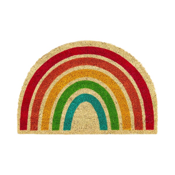 Fußmatte aus Kokosfaser mit Regenbogenmuster vor einer Haustür mit Schuhen