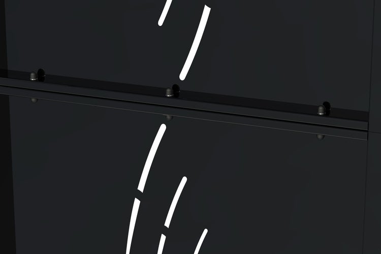 Detailansicht einer schwarzen Glaswand mit einer horizontalen Befestigungsschiene und kleinen Halteclips.