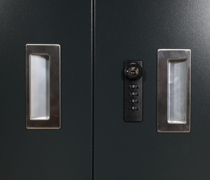 Detailaufnahme eines Schranks mit Griffen und Zahlenschloss