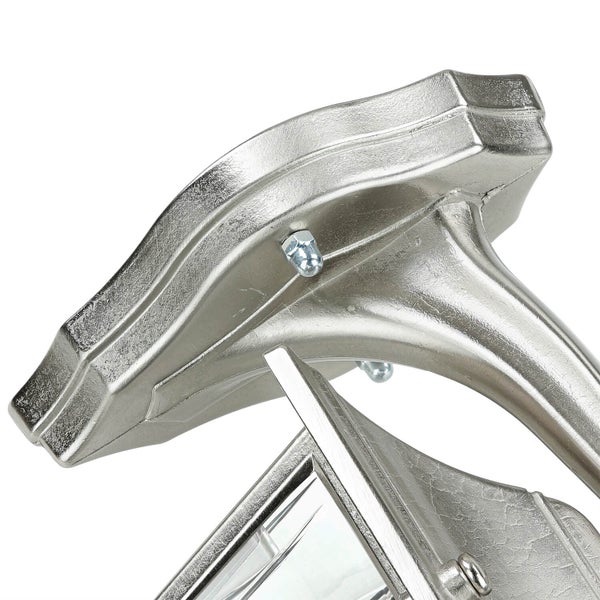 Detailaufnahme einer silberfarbenen Wandleuchte