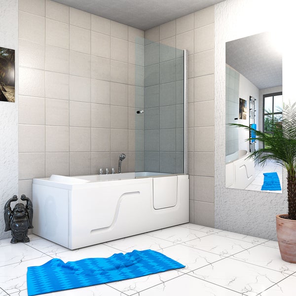 Barrierefreies Badezimmer mit einer weißen Sitzbadewanne mit Tür, verchromten Armaturen, grauen Wandfliesen und einem Boden in Marmoroptik.