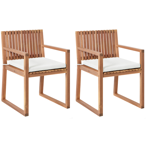 Set aus zwei Gartenstühlen aus Holz mit Armlehnen und weißen Sitzkissen, Rückenlehne mit vertikalen Holzstreben.