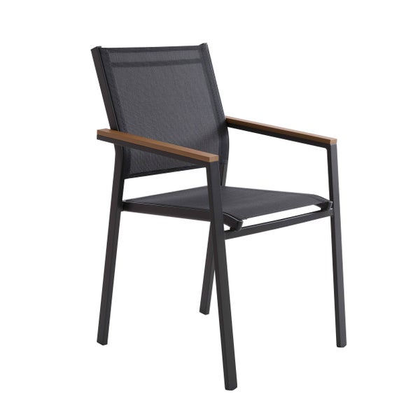 Stapelbarer Gartenstuhl mit dunklem Metallgestell, schwarzer Textilbespannung und Armlehnen aus Holz.