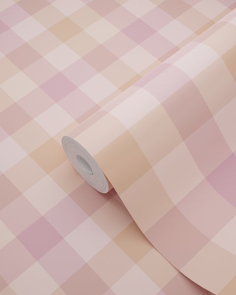 Vliestapete mit Karomuster in Rosa und Beige, eine teilweise ausgerollte Tapetenrolle.