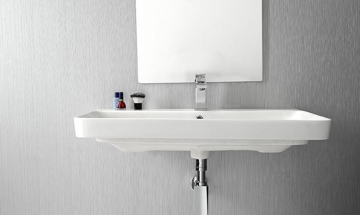 Modernes Badezimmer mit Aufsatzwaschbecken, Armatur und Spiegel