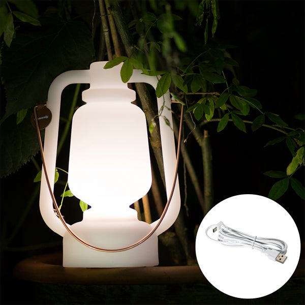 LED Außenleuchte in Laternenform im Garten bei Nacht, inklusive USB Ladekabel