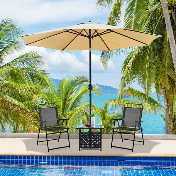 Gartenszene mit Sonnenschirm, zwei Stühlen und einem Tisch neben einem Pool