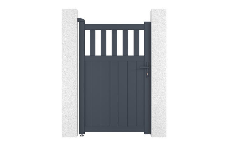Anthrazitfarbene Gartenpforte aus Aluminium mit vertikalen Latten oben und geschlossenem Paneel unten, montiert zwischen zwei hellen Pfeilern.