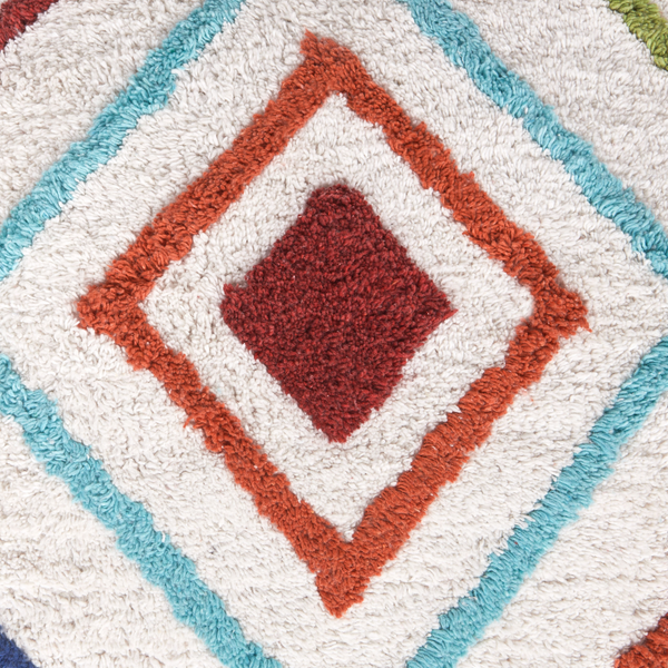 Weicher Hochflor-Teppich mit buntem Rautenmuster.