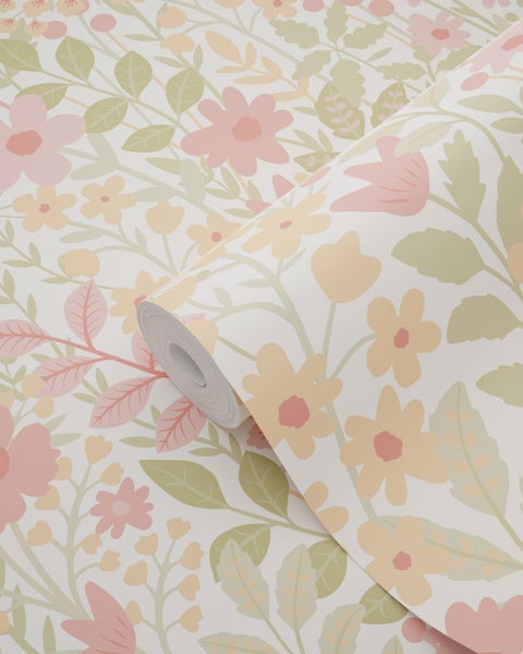 Tapete mit floralem Muster aus Blüten und Blättern in Rosa, Gelb und Grün.