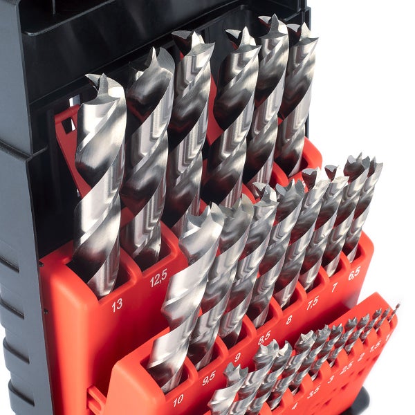 Satz silberfarbener Metallbohrer in einem rot-schwarzen Kunststoffkoffer, sortiert nach Größen von 1 bis 13 Millimetern.