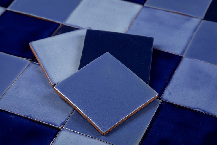 Quadratische blaue Fliesen für Wand und Boden