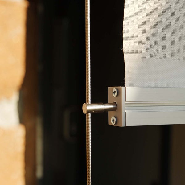 Seilführung für Markisen mit Stahlseil und Führungshülse an der Aluminiumleiste.